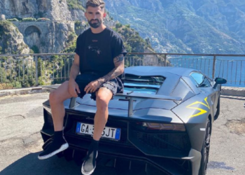 Momente tmerri, Hysaj bllokohet brenda Ferrarit që shpërthen në flakë