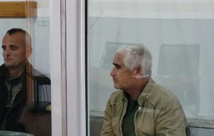 Rrëmben nipin 3-vjeç, gjyshi del para gjykatës, nuk tregon se ku ndodhet!