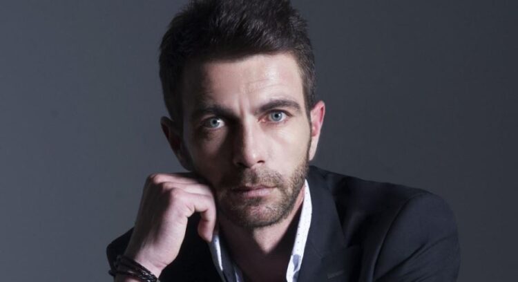 Ndahet nga jeta këngëtari shqiptar