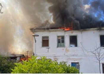 Sarandë – Përfshihet nga flakët lokali