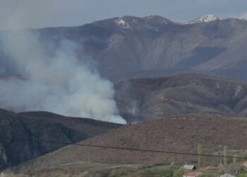 Zjarr në Bulqizë, rrezikohen banesat
