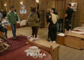 VIDEO/ Jepet puthja e parë në “Ferma VIP”?!