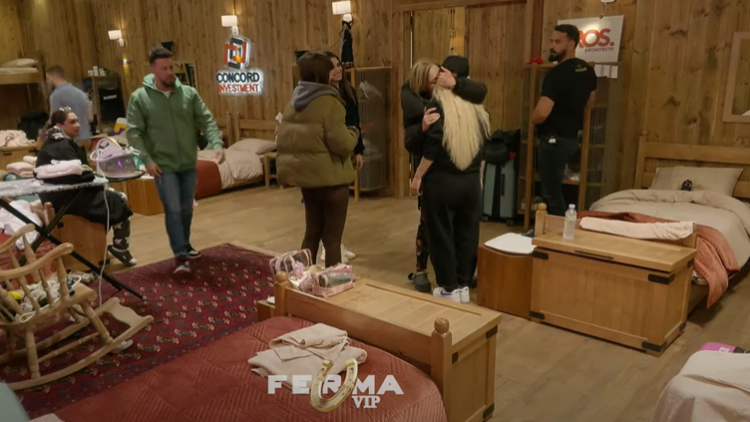 VIDEO/ Jepet puthja e parë në “Ferma VIP”?!