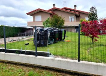 Aksidenti, dy të rinj shqiptarë ‘fluturojnë’ me makinë në oborrin e shtëpisë në Itali