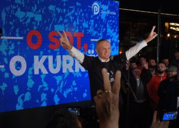 Meta i bashkohet protestës në mbështetje të kreut të PD-së: Berisha në podiumin më të lartë