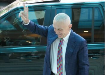 Me dy gishtat lart, Meta mbërrin në Komitetin Drejtues të Partisë së Lirisë. Pyetet për ‘përballjen’ me Kryemadhin