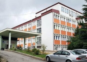 Makina godet dy fëmijë, dërgohen në spital