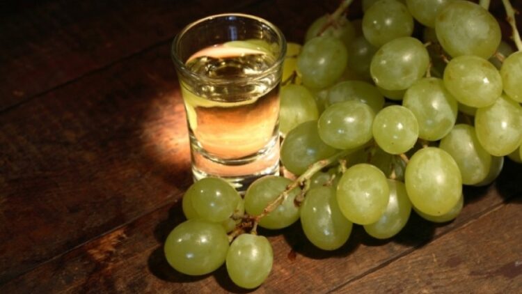 Studim për rakinë! Përmban bakër, plumb,  të dëmshme për shëndetin!