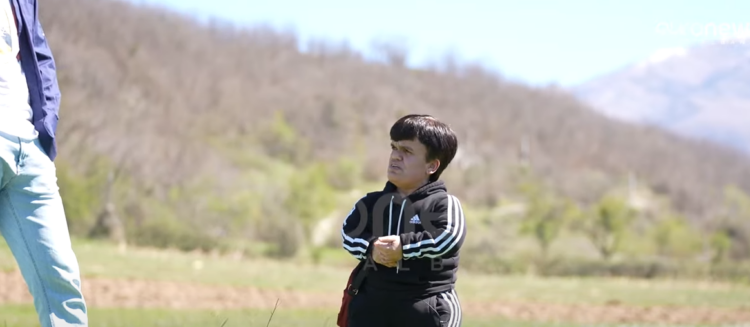 Njihuni me Florën/ E kërkuan aktore kur ishte fëmijë, babai refuzoi milionat. “Më mirë me bukë e kripë dhe vajzën pranë”