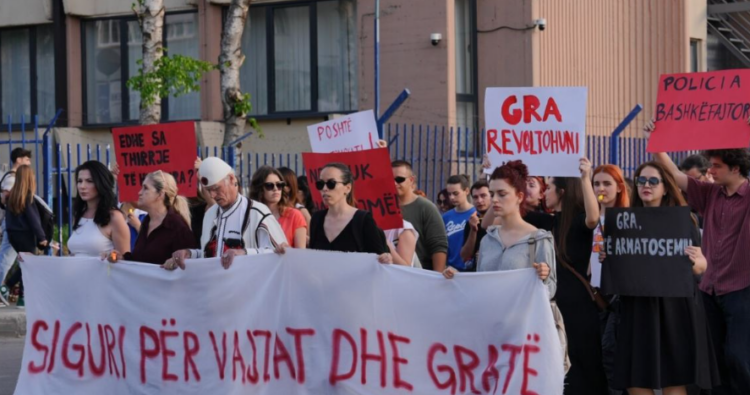 Prishtina në protestë pas vrasjes së një 21-vjeçareje