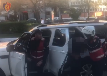 Video – Me pistoletë në makinë, arrestohet 38-vjeçari në Tiranë
