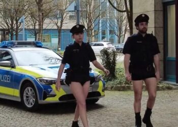 (VIDEO) Policia gjermane zhvesh pantallonat në shenjë proteste