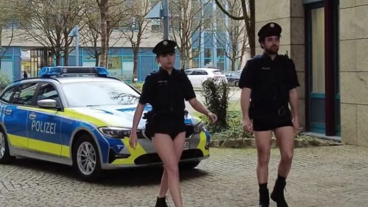 (VIDEO) Policia gjermane zhvesh pantallonat në shenjë proteste