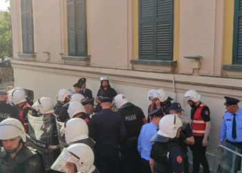 Protesta – Policit i bie të fikët, mjeku Alimehmeti i vjen në ndihmë – VIDEO