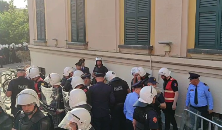 Protesta – Policit i bie të fikët, mjeku Alimehmeti i vjen në ndihmë – VIDEO