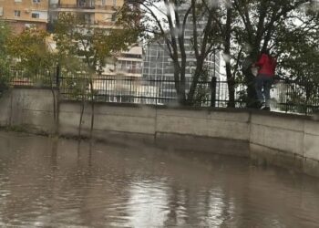 Reshjet përmbytin rrugët e Tiranës, qytetarët detyrohen të kacavirren mureve