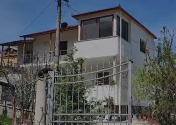 Bie nga kati i dytë i shtëpisë, vdes 68-vjeçari