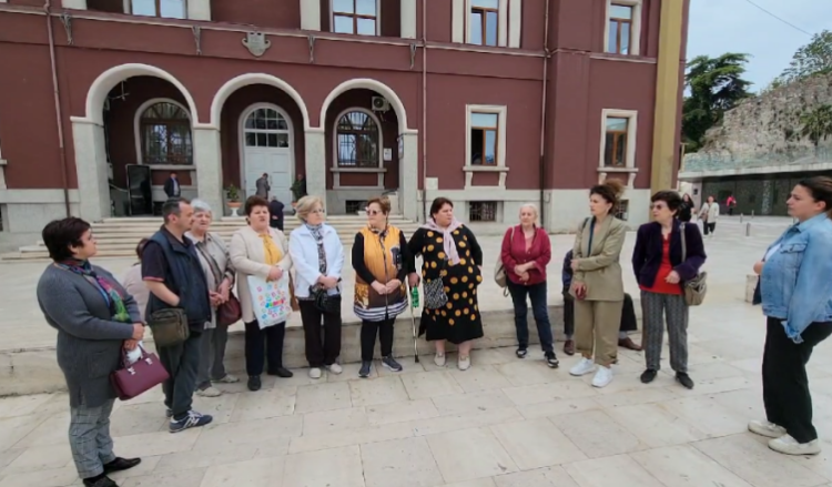 Pa bonus qiraje dhe pa shtëpi, banorët e dëmtuar nga tërmeti protestë para Bashkisë Durrës