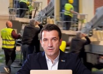 Erion Veliaj në panik/ “Blindon” zyrat e Bashkisë së Tiranës (VIDEO)