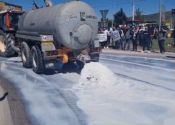 Video – Fermerët në protestë, derdhin qumështin në rrugë