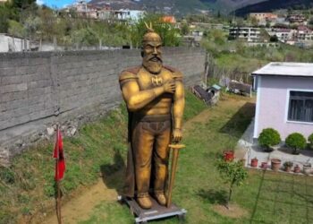 VIDEO/ I riu në Laç që ndërtoi shtatoren 5 m të lartë të Skënderbeut