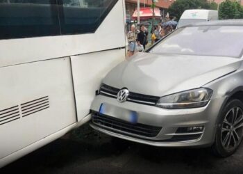 Aksident në Tiranë, makina përplaset me urbanin e Kamzës