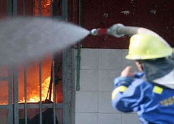 Zjarr në fshatin Moravë të Beratit, flakët rrezikojnë banesat përreth