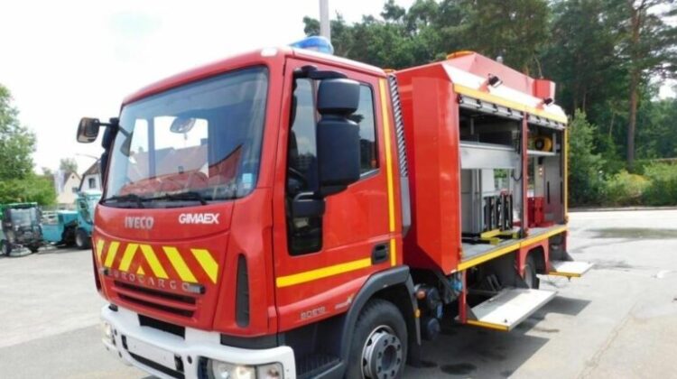 Përfshihet nga flakët ballkoni i një apartamenti në Berat, shpëtohet vajza e mitur që ishte në gjumë