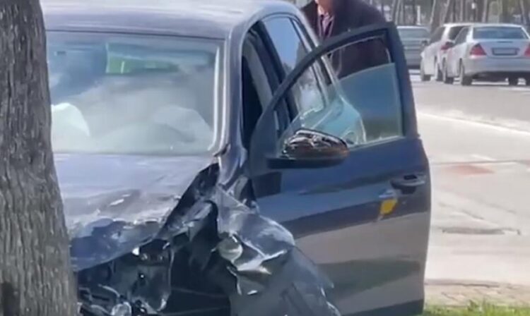 Përplasen dy automjete në Lungomare, “Golfi” përfundon në pemë