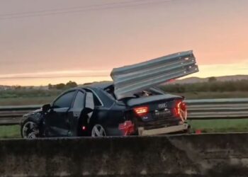 Përplasen dy makina në Lushnje, një nga drejtuesit në gjendje të rëndë