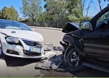 Aksident në Fier, përplasen makinat te Ura e Mbrostarit