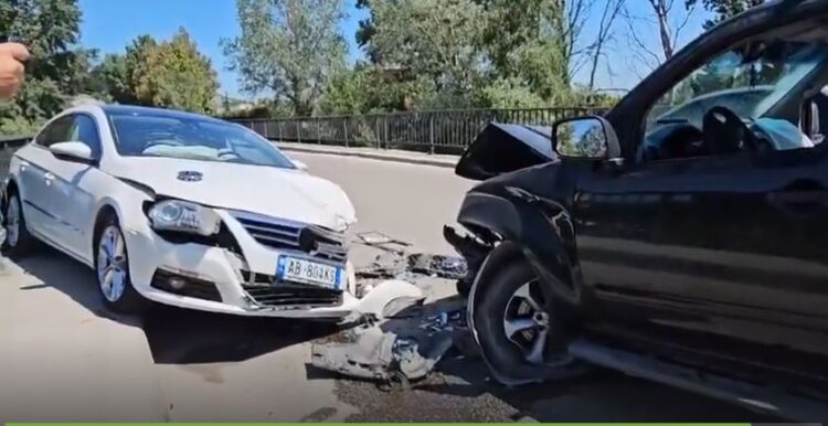 Aksident në Fier, përplasen makinat te Ura e Mbrostarit