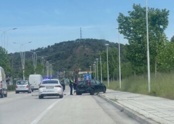 Aksident në Vlorë, shoferja humb kontrollin dhe përplaset me një mjet tjetër