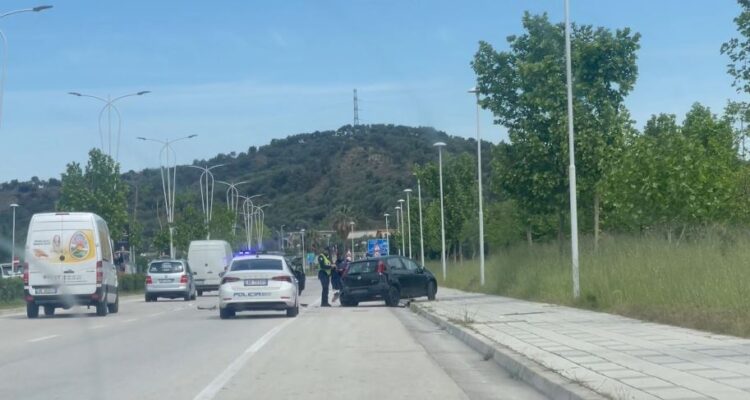 Aksident në Vlorë, shoferja humb kontrollin dhe përplaset me një mjet tjetër