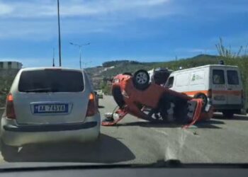 Aksident i rëndë në Tiranë, plagoset shoferi