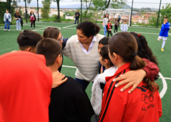 Ambasadorja e futbollit gjerman mbyll vizitën në Shqipëri, momente të veçanta me fëmijët në fshatin SOS