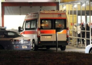 Babai gjen vajzën 15-vjeçare në shtrat me të dashurin, i bën për spital