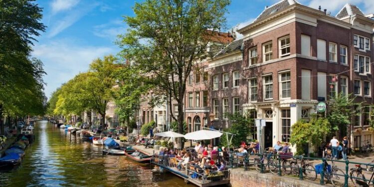 Amsterdami ndalon ndërtimin e hoteleve të reja