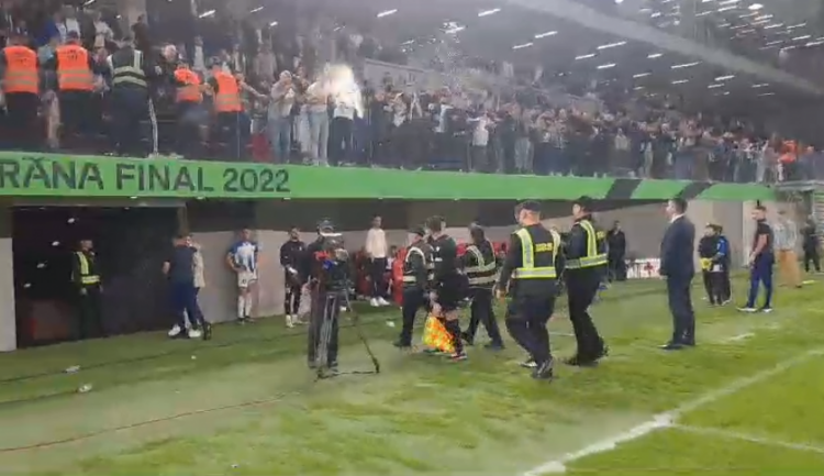 Të revoltuar nga humbja në derbi, tifozët e Tiranës godasin gjyqtarët