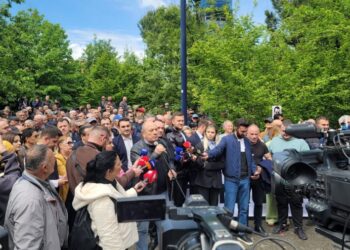 Protesta te bashkia, Budina: Nuk ka ambasadë të na pengojë