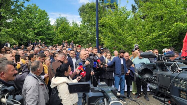 Protesta te bashkia, Budina: Nuk ka ambasadë të na pengojë