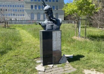 Dëmtohet sërish busti i “Skënderbeut” në Gjenevë, Policia nis hetimet