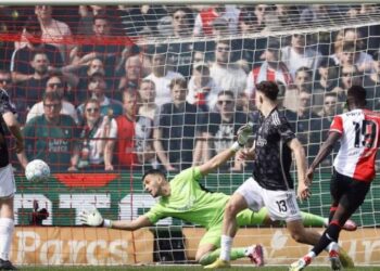 Feyenoord turpëron Ajaxin, 6-0 në klasiken e futbollit holandez