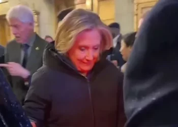 VIDEO/ Bill dhe Hillary Clinton sulmohen nga protestuesit në Manhatan