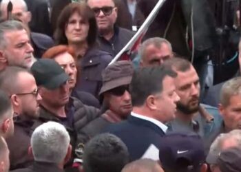 Flamur Noka, identifikon 2 policë të infiltruar në protestë