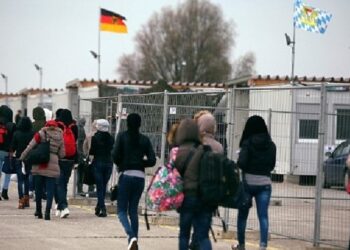 Kufizohet dhënia e parave kesh, azilkërkuesit në Gjermani tashmë i marrin ndihmat në kartë pagese. Si funksionon?