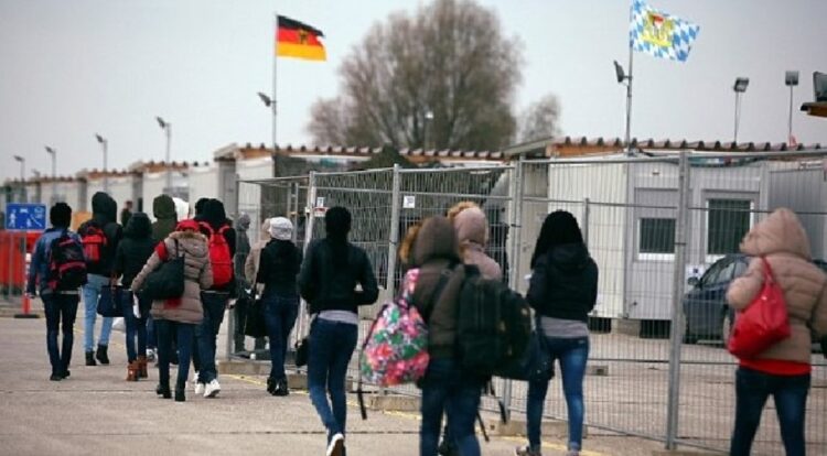 Kufizohet dhënia e parave kesh, azilkërkuesit në Gjermani tashmë i marrin ndihmat në kartë pagese. Si funksionon?