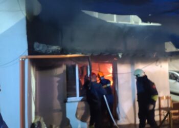 Gjirokastër – Përfshihet nga flakët dyqani në katin e parë të pallatit, rrezikohen apartamentet e tjera