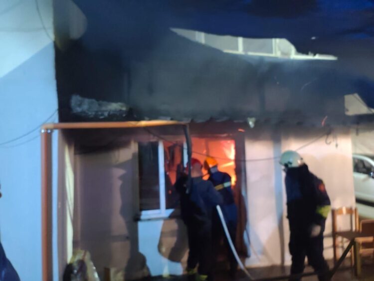 Gjirokastër – Përfshihet nga flakët dyqani në katin e parë të pallatit, rrezikohen apartamentet e tjera