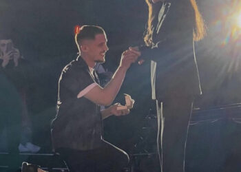 Bardhi i ulur në gjunjë i propozon Sarës për martesë, si përgjigjet ajo